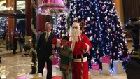 Pohon natal yang disiapkan The Trans Luxury Hotel ini merupakan adaptasi tradisi dari Amerika sebagai simbol kedamaian. (Tri Ispranoto/detikTravel)