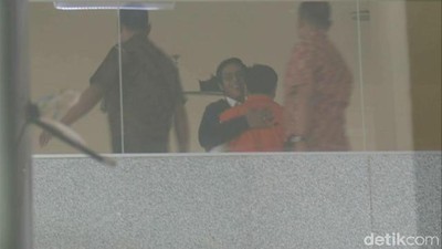 Momen Pelukan Setya Novanto dan Sang Putra di Gedung KPK
