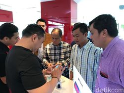 Mereka Rela Antre Pagi-pagi demi Mengejar iPhone X