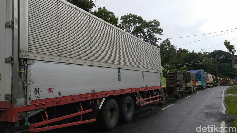 Antrean truk saat kemacetan. Foto: Rinto Heksantoro/detikcom Antrean truk saat kemacetan. Foto: Rinto Heksantoro/detikcom