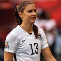 Alex Morgan merupakan pesepakbola wanita yang mempunyai daya tarik tersendiri. Selain cantik dan seksi, skill sepakbolanya pun menawan. Di luar sepakbola, Alex menjadi bintang iklan serta tampil di cover video game sepakbola FIFA 16 bersama Lionel Messi. Foto: Istimewa