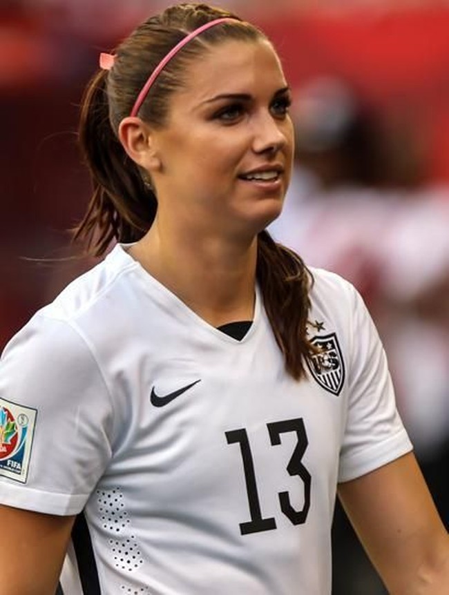 Alex Morgan merupakan pesepakbola wanita yang mempunyai daya tarik tersendiri. Selain cantik dan seksi, skill sepakbolanya pun menawan. Di luar sepakbola, Alex menjadi bintang iklan serta tampil di cover video game sepakbola FIFA 16 bersama Lionel Messi. Foto: Istimewa