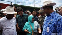 Anies didampingi Lulung sempat berbincang dengan pedagang.