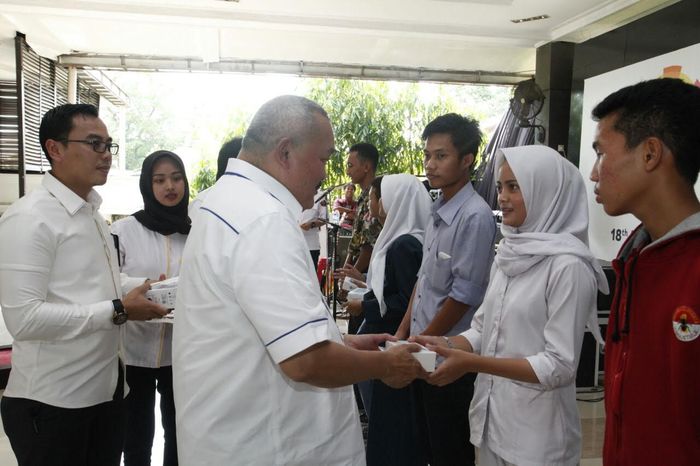 Foto: Gubernur Sumatera Selatan Alex Noerdin dan pelajar Sumsel (Dok. Pemprov Sumsel) Foto: Gubernur Sumatera Selatan Alex Noerdin dan pelajar Sumsel (Dok. Pemprov Sumsel)