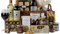 Mau memberikan bingkisan mewah untuk orang paling spesial? Isi bingkisan dengan wine, homemade cookies dan cokelat premium. Foto: Istimewa