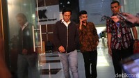 Ia tampak memakai celana jins dan sepatu kets.