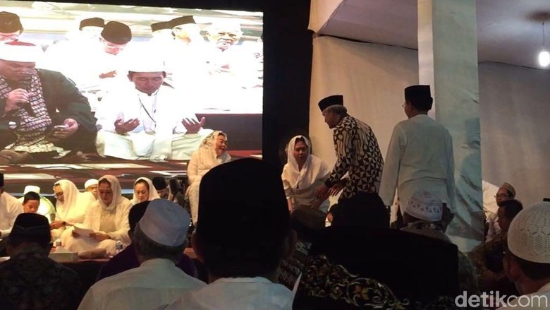 Pakai Batik, Ganjar dan Emil Dardak Hadiri Sewindu Haul Gus Dur Pakai Batik, Ganjar dan Emil Dardak Hadiri Sewindu Haul Gus Dur