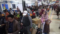 Hal itu juga dibarengi dengan adanya ekstra flight sebanyak 16 pesawat guna menghadapi lonjakan penumpang di libur Natal dan tahun baru kali ini.