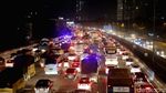 Foto: Jelang Libur Natal, Tol Jakarta-Cikampek Padat Merayap