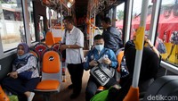 Bus ini juga dilengkapi pendingin ruangan serta layar datar yang dipasang di bagian tengah bus.