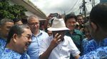 Gaya Anies Pakai Topi Koboi dari Lulung di Tanah Abang