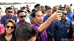Foto: Potret Santai Jokowi dan Menterinya Nyeker sampai Ngopi di Kuta