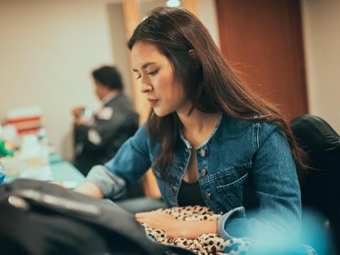 Penyebab Kulit Jadi Gelap Setelah Liburan di Pantai Seperti Raisa