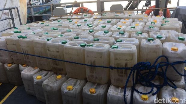 Bakamla Tangkap Kapal Pengangkut 7.320 Liter Miras Cap Tikus 