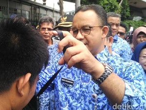 Anies Beri Nametag ke PKL yang Jualan di Tenda di Tanah Abang