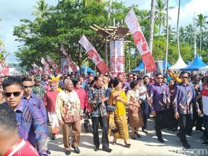 Jokowi Rayakan Hari Ibu di Pantai WTC Raja Ampat