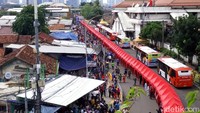 Begini suasana kawasan Tanah Abang yang akan ditinjau Anies hari ini. Tenda-tenda PKL berwarna merah dan Bus Tanah Abang Exolorer terlihat dari ketinggian. (Foto: Haris Fadhil/detikcom)