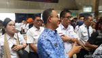 Foto: Pakai OK Oktrip, Begini Momen Anies Naik KRL ke Tanah Abang
