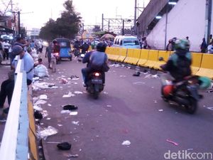 Foto: Mobil dan Motor Bisa Melintas di Depan Stasiun Tanah Abang