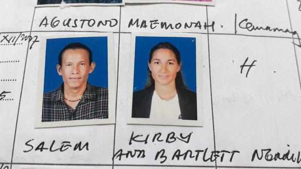 Data diri Salem dan Kirbi Ana Bartlett di KUA Kecamatan Balen