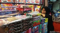 Pedagang Blok G Tanah Abang menunggu calon pembeli dengan duduk di dalam kiosnya.