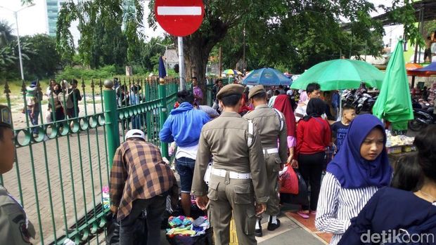 Satpol PP di Tanah Abang / 
