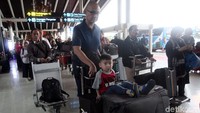 Ribuan penumpang yang akan liburan Natal dan tahun baru, baik dalam dan luar negeri terus memadati Bandara Soekarno Hatta, Tangerang Banten, sejak Kamis (21/12/2017) kemarin.