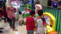 Untuk bisa bermain di Trans Studio Mini Sidoarjo, pengunjung bisa membuat kartu berisi voucher. Ternyata kartu ini juga bisa dipergunakan di cabang Trans Studio Mini lainnya dimanapun di Indonesia.
