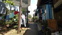 Warga di RW 06 Jati Padang mengatakan, mereka bersedia direlokasi jika Anies Baswedan berniat melebarkan Kali Pulo untuk mengatasi banjir terulang. Namun mereka meminta ganti untung atas tanah dan bangunan rumah mereka. Foto: Seysha Desnikia/detikcom
