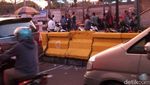 Foto: Mobil dan Motor Bisa Melintas di Depan Stasiun Tanah Abang
