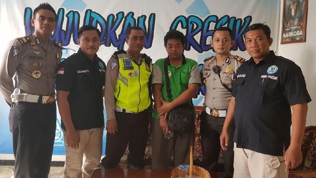 Polisi menyerahkan pengemudi yang hasil tes urine nya positif, ke BNN Gresik