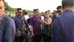 Foto: Buktikan Bali Aman, Jokowi Selfie Bareng Bule