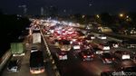 Foto: Jelang Libur Natal, Tol Jakarta-Cikampek Padat Merayap