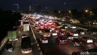 Kemacetan mengular hingga beberapa kilometer.
