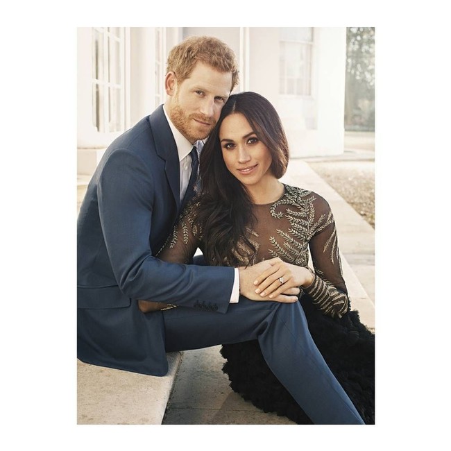 Sejak sebelum resmi dinikahi Pangeran Harry, Meghan Markle sudah berani melanggar aturan Kerajaan Inggris. Tepatnya saat dia menjalani sesi foto pertunangan dengan Pangeran Harry. Bintang serial The Suits itu mengenakan gaun lengan panjang dengan bodice atau atasan menerawang serta rok yang berhiaskan susunan detail ruffle. Foto: Instagram Alexi Lubomirski