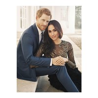 Sejak sebelum resmi dinikahi Pangeran Harry, Meghan Markle sudah berani melanggar aturan Kerajaan Inggris. Tepatnya saat dia menjalani sesi foto pertunangan dengan Pangeran Harry. Bintang serial The Suits itu mengenakan gaun lengan panjang dengan bodice atau atasan menerawang serta rok yang berhiaskan susunan detail ruffle. Foto: Instagram Alexi Lubomirski