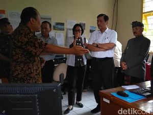 Jelang Rapat Kabinet di Bali, Para Menteri Sambangi Pos Gunung Agung