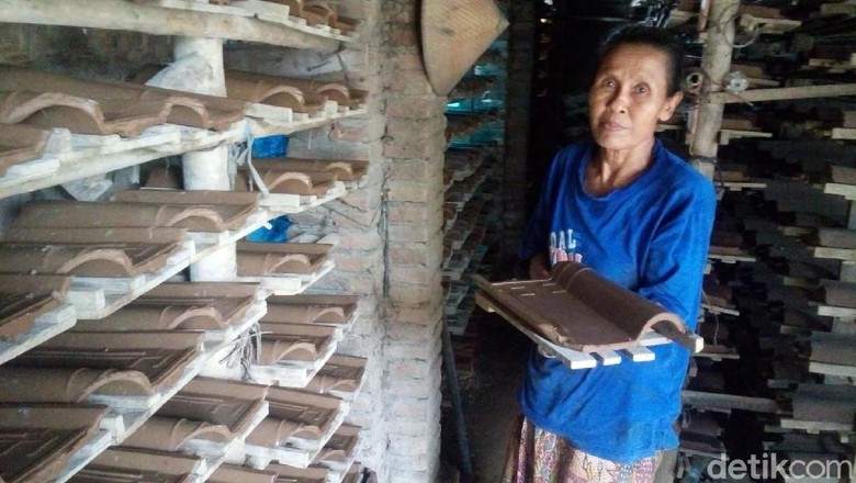 Tangan Terampil Kaum Ibu di Jepara Saat Produksi Genteng Tangan Terampil Kaum Ibu di Jepara Saat Produksi Genteng