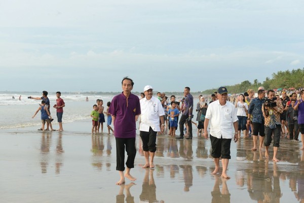 Presiden Joko Widodo didampingi Menteri Pariwisata Arief yahya meninjau destinasi wisata di Bali. Akun Instagram resmi Kemenpar terlihat mengunggah kegiatan rombongan istana mengunjungi Pantai Kuta itu (Dok. Kemenpar)