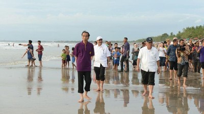 Foto: Gaya Santai Jokowi dan Menterinya Tinjau Pantai Kuta