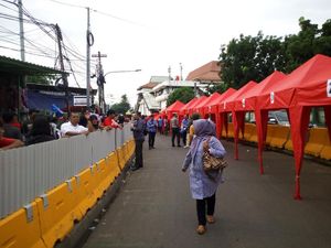 Tenda PKL Mulai Dipasang di Jalan Depan Stasiun Tanah Abang