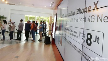 Terlihat antrean panjang penjualan perdana iPhone terbaru di Galeri Smartfren yang berlokasi di daerah Sabang, Jakarta Pusat. Menurut informasi pihak Smartfren, antrean mulai mengular sejak pukul 06.30 WIB. Padahal penjualan perdana baru akan dimulai pukul 09.00 WIB. (Foto: Ari Saputra)