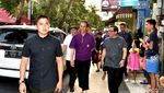Foto: Potret Santai Jokowi dan Menterinya Nyeker sampai Ngopi di Kuta