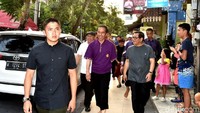 Jokowi lalu kembali ke hotel dengan berjalan kaki. Malam harinya, Jokowi langsung memimpin rapat terkait Gunung Agung. Foto: Biro Pers Setpres