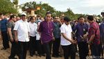 Foto: Potret Santai Jokowi dan Menterinya Nyeker sampai Ngopi di Kuta