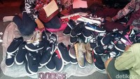 Berbagai sepatu dijual mulai harga Rp 35.000.