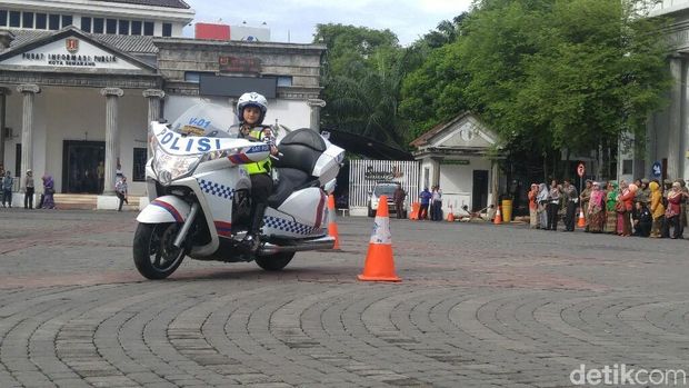 Polwan-polwan beratraksi naik moge di Semarang.