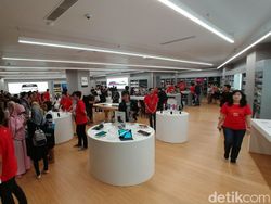Orang Jakarta Banyak yang Rela Antre Beli Ponsel Rp 20 Juta