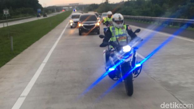 Kakorlantas Polri Irjen Royke Lumowa mengendari moge touring cek jalur Purwakarta-Brebes