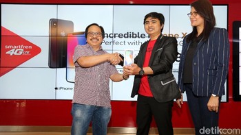 Salah pembeli iPhone X pertama di Indonesia. Saya berangkat dari rumah jam 06.00 WIB, sampai ke Galeri Smartfren jam 06.30 WIB, kata pria bernama Sofian yang berstatus karyawan swasta. (Foto: Ari Saputra)